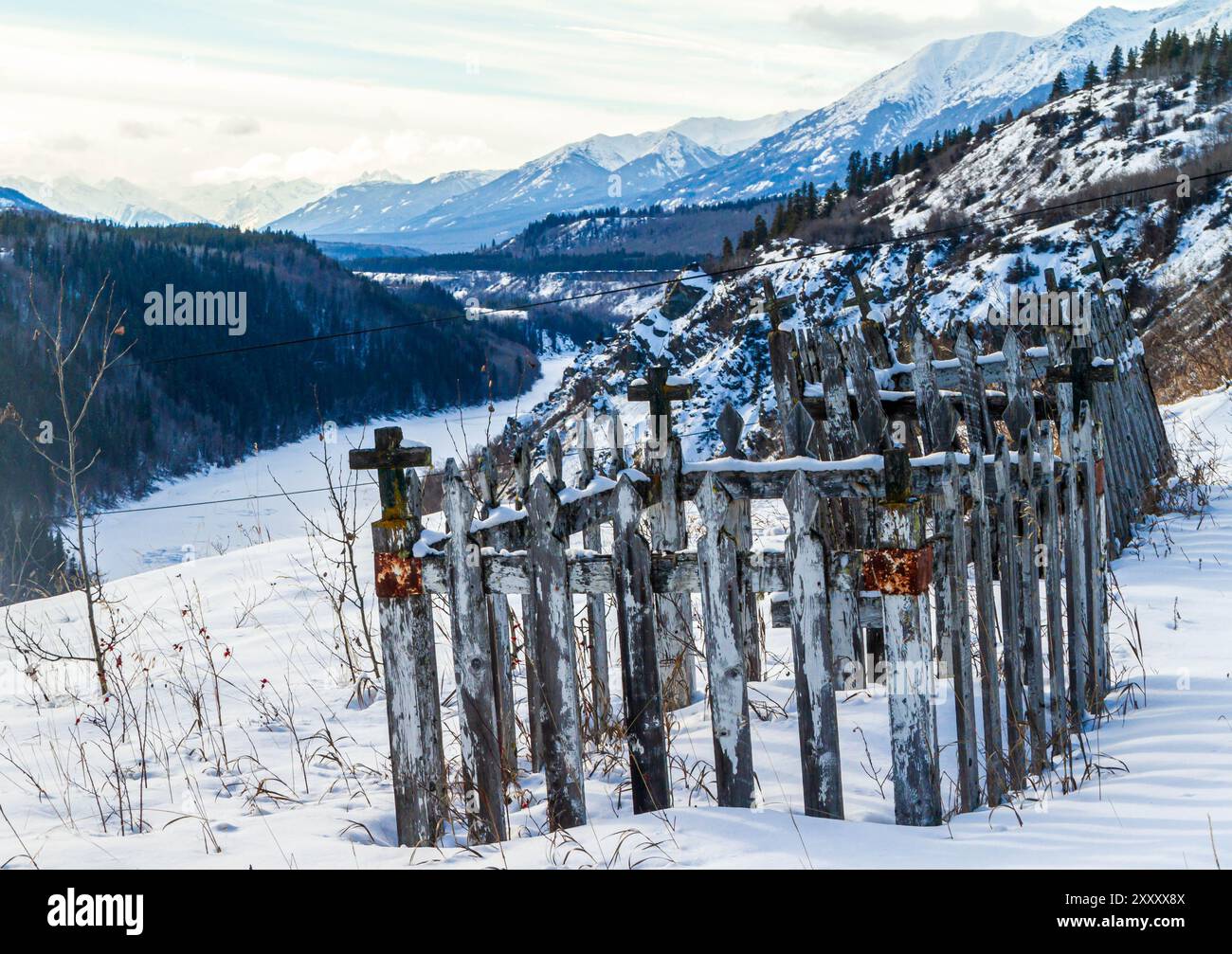 Antiche tombe indigene che si affacciano sul fiume Stikine a Telegraph Creek, British Columbia. Foto Stock