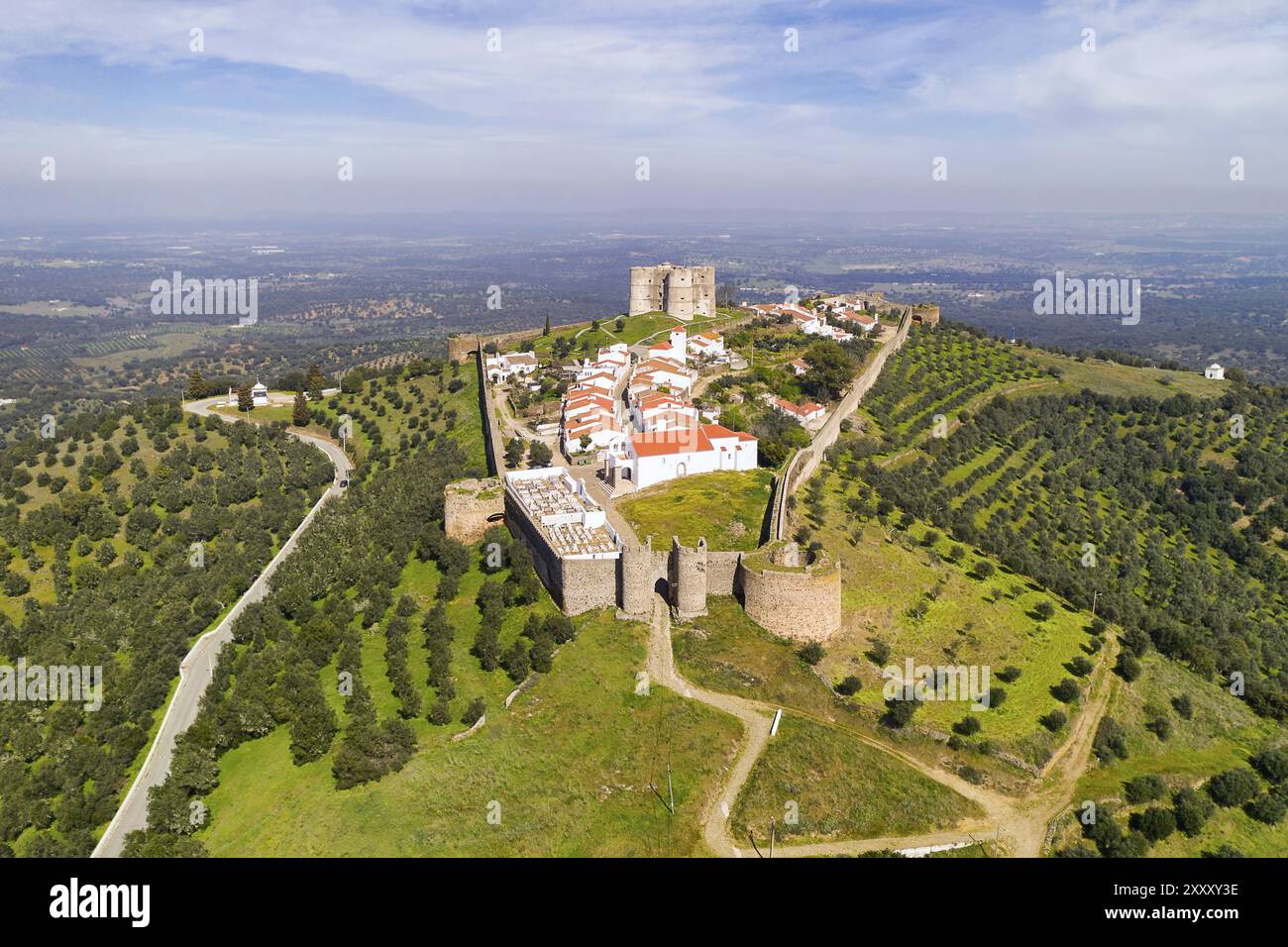 Vista aerea del villaggio e del castello di Alentejo, Portogallo, Europa con drone Evoramonte Foto Stock