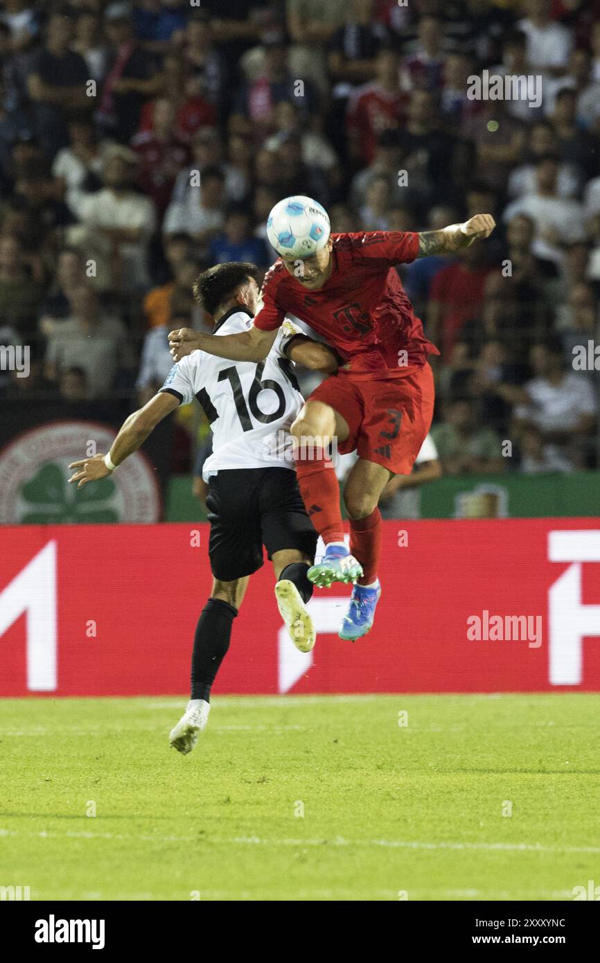 Partita di calcio, Aaron KELLER SSV Ulm in combattimento aereo con Minjae KIM FC Bayern Monaco, KIM riesce a catturare la palla con la testa, Donaustadion a piedi Foto Stock