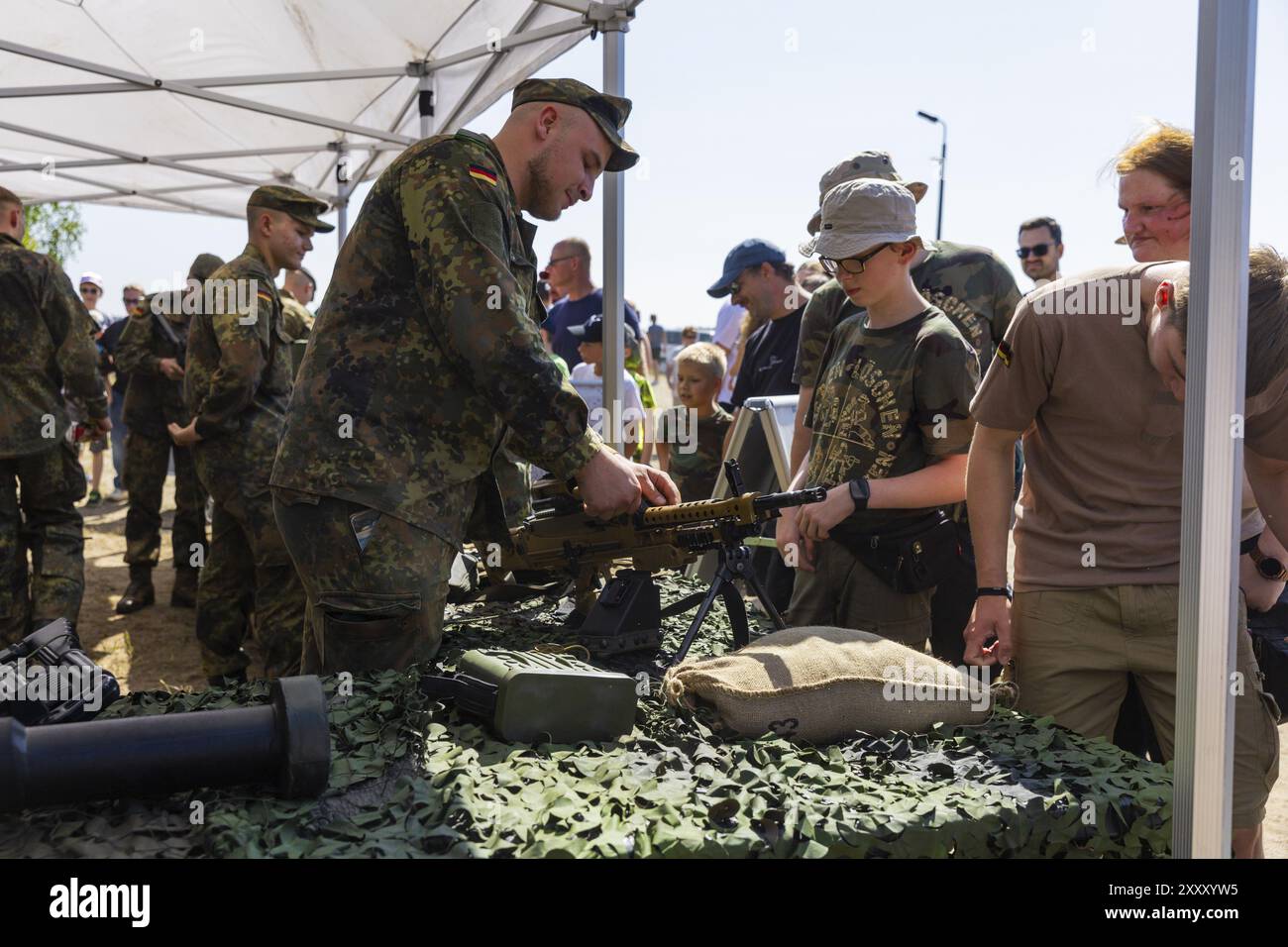 L'area di addestramento militare di Oberlausitz ha aperto il suo Tor Tor a migliaia di visitatori per l'Open Day presso l'area di addestramento militare di Oberlausitz Foto Stock