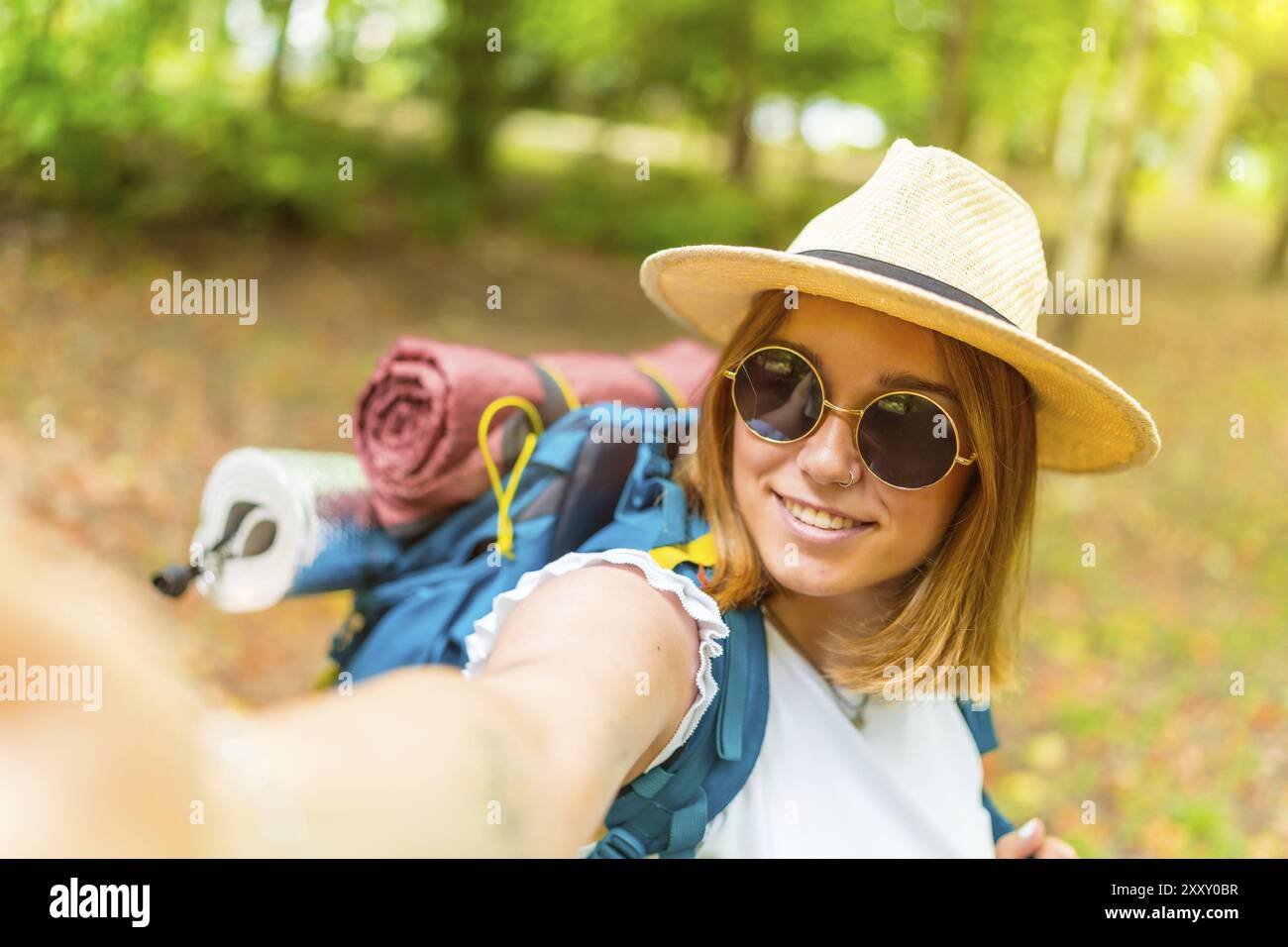 Prospettiva personale di una giovane donna caucasica che si fa un selfie in montagna Foto Stock