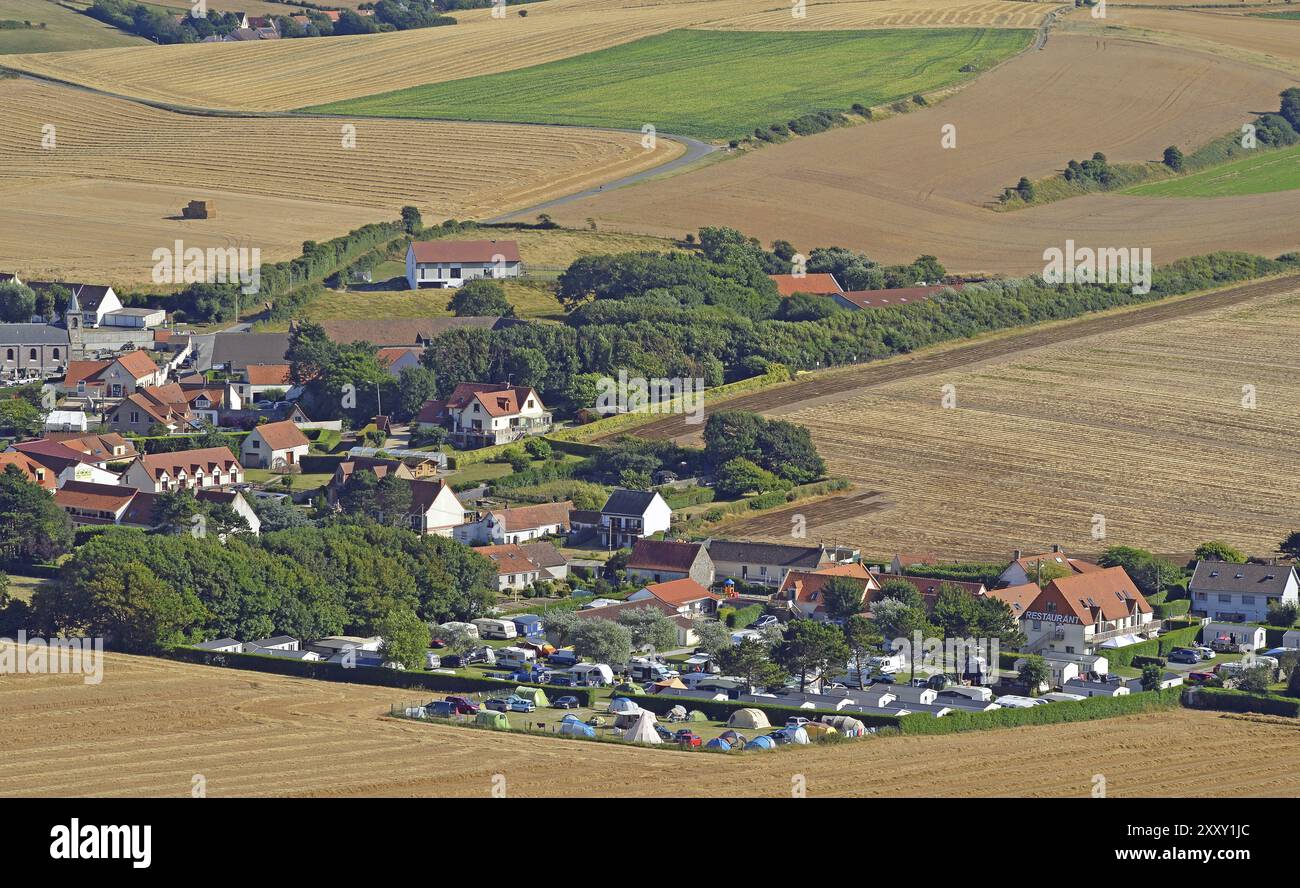 Villaggio di Escalles, campi e campeggio durante il raccolto Foto Stock