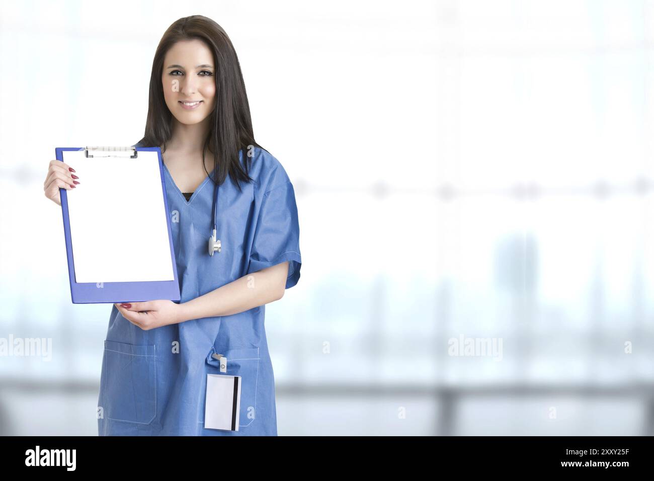 Giovani donne medico con un pad e uno stetoscopio Foto Stock