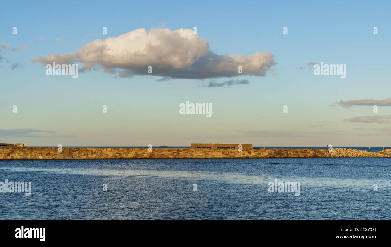Una nuvola sulla Est del molo a Whitby, North Yorkshire, Inghilterra, Regno Unito Foto Stock