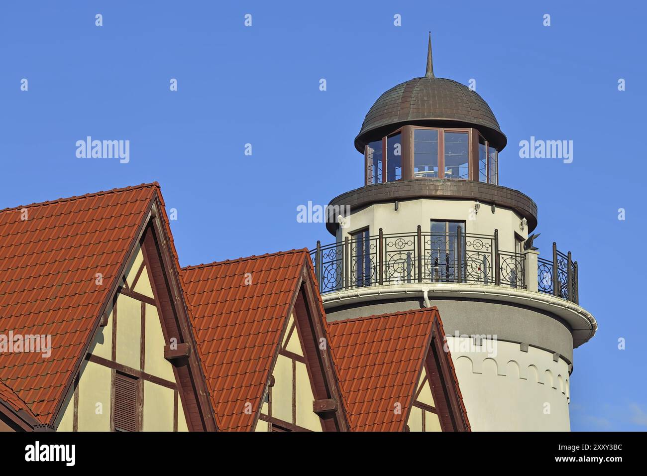 Faro nel villaggio di pescatori. Kaliningrad, ex Kenigsberg, Russia, Europa Foto Stock