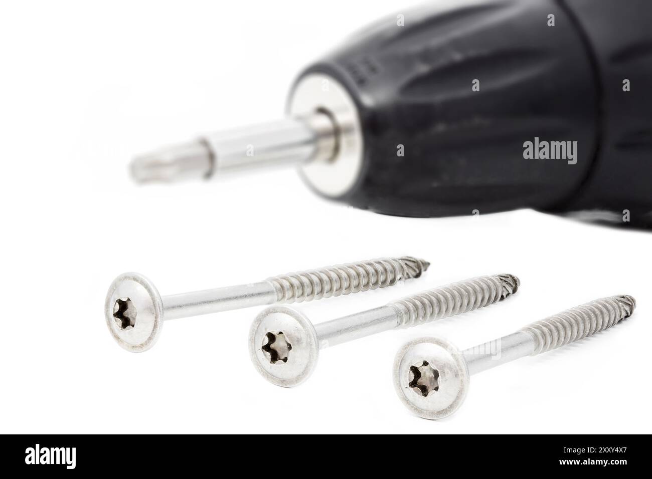 Avvitatore a batteria con viti per legno Foto Stock