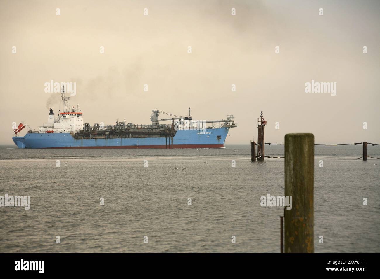 Draga di aspirazione nel canale di spedizione al largo di Cuxhaven Foto Stock