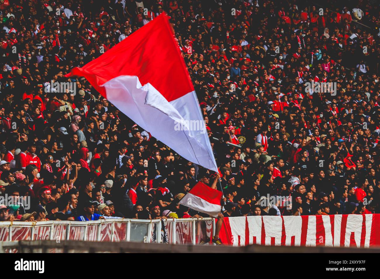 Giacarta, Indonesia - 22 dicembre 2022: Euforia dei tifosi che sostengono la squadra nazionale di calcio indonesiana nello stadio Gelora Bung Karno Foto Stock