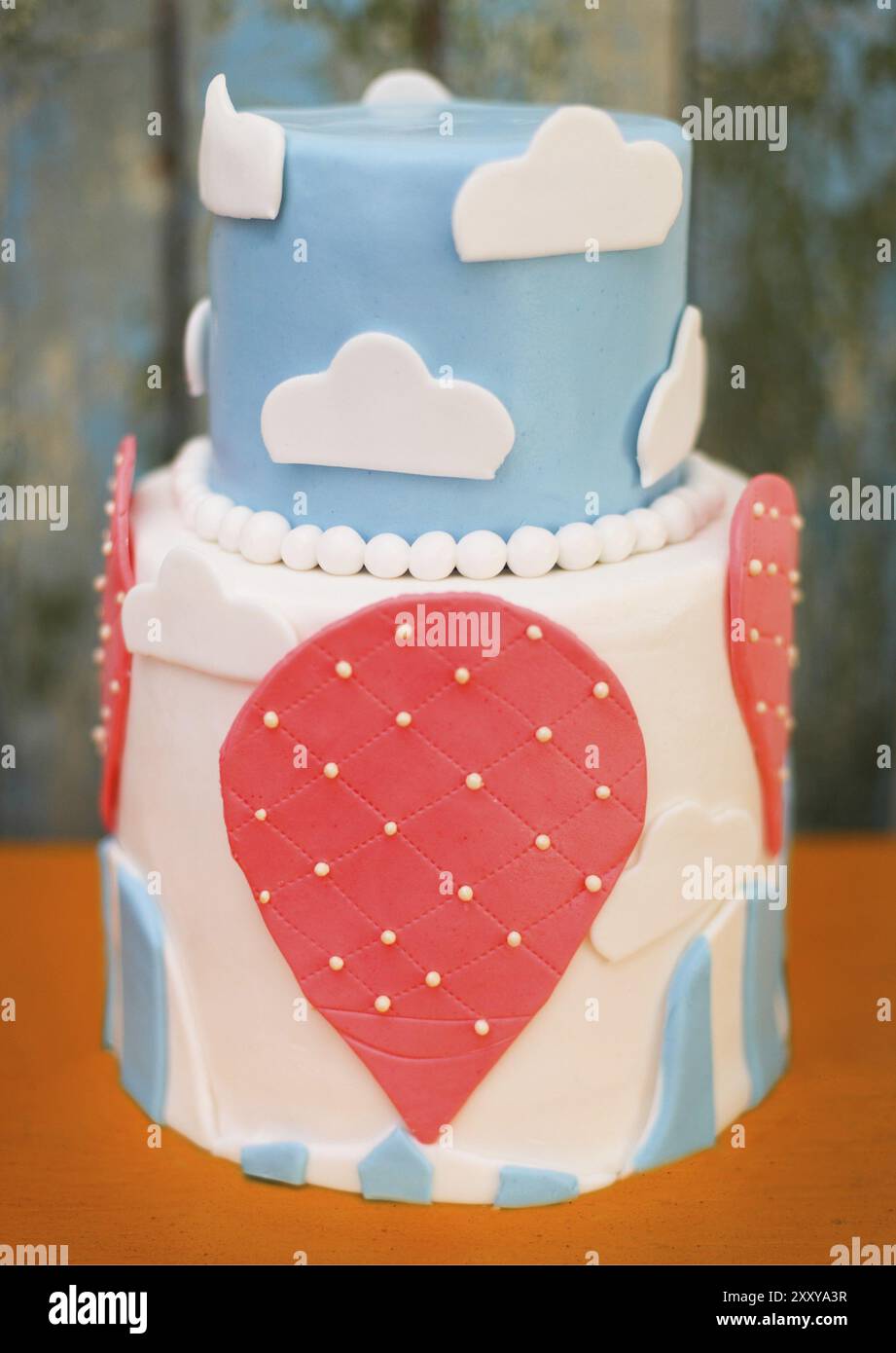 Elegante tavolo dolce con grande torta per la cena o festa evento. Close up Foto Stock