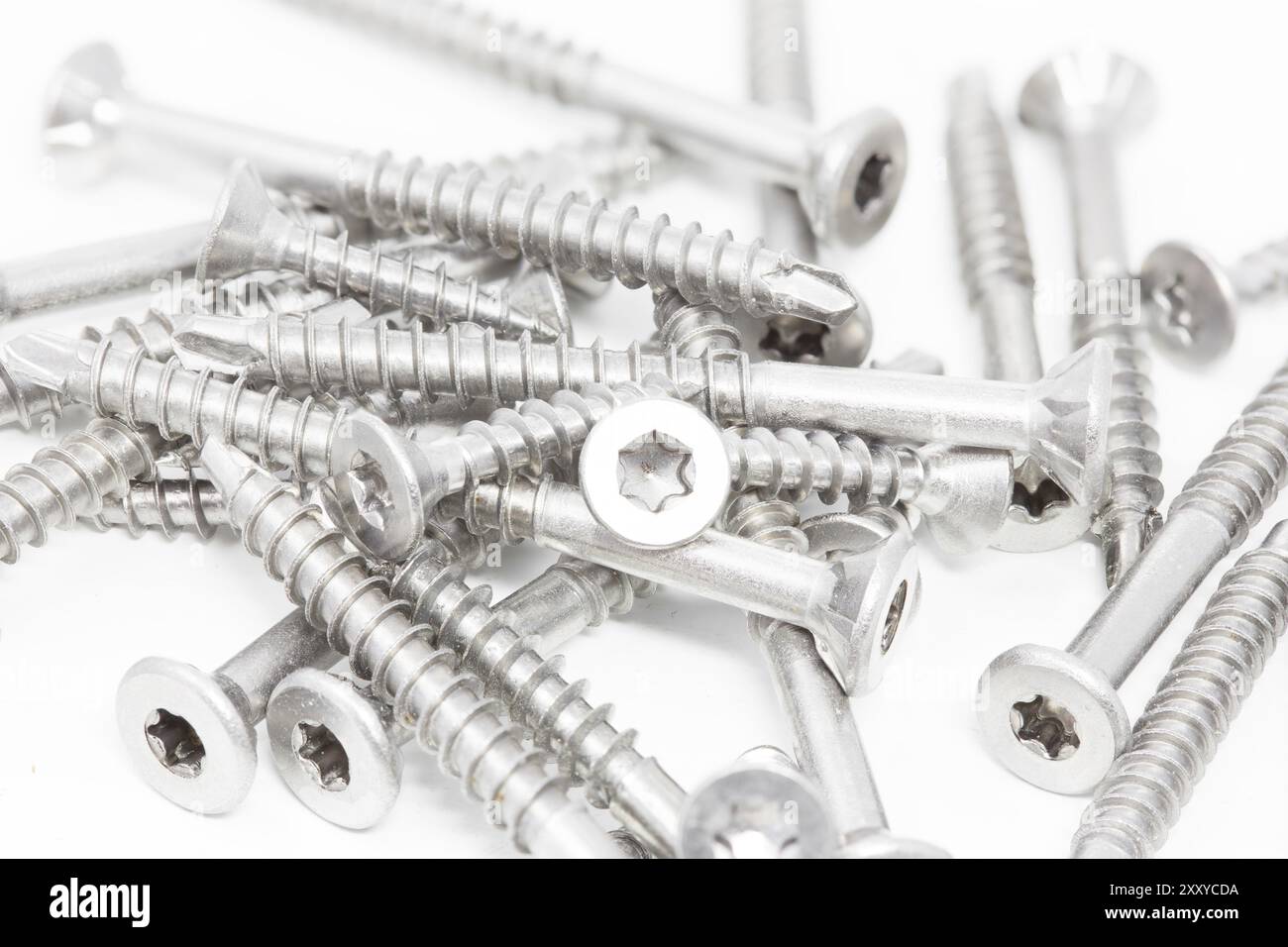 Viti per legno su sfondo bianco, DOF piccolo Foto Stock