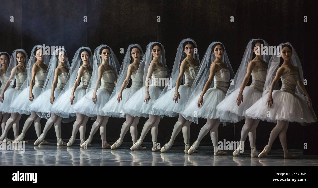 Marius Petipa ha portato la coreografia "LA BAYADERE" sul palco di San Pietroburgo nel 1877. Fortunatamente, le notazioni dell'originale sono state prese Foto Stock