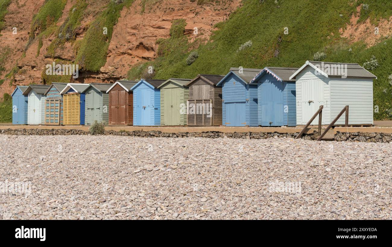 Spiaggia di capanne e la spiaggia di ciottoli di Budleigh Salterton, Jurassic Coast, Devon, Regno Unito Foto Stock