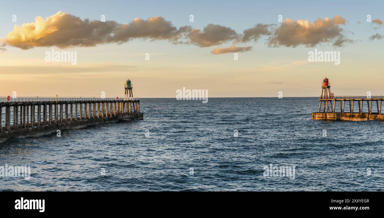 Whitby, North Yorkshire, Inghilterra, Regno Unito, guardando il molo ovest e l'East Pier, visti dal faro del molo ovest Foto Stock