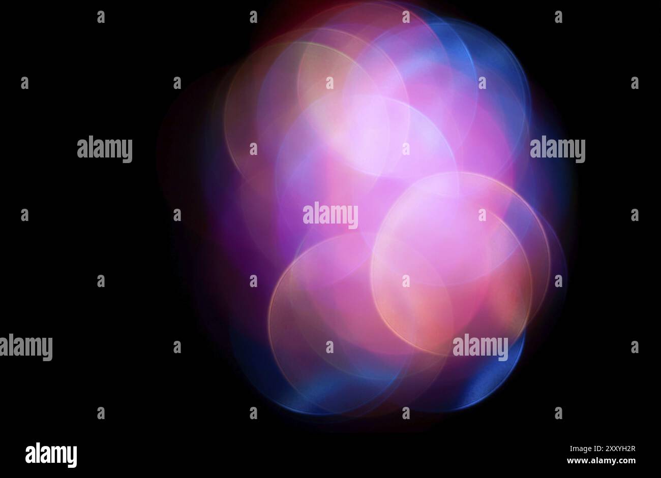 Colorate luci sfocate, bokeh effetto. Foto reale dello sfondo. Isolato su nero Foto Stock