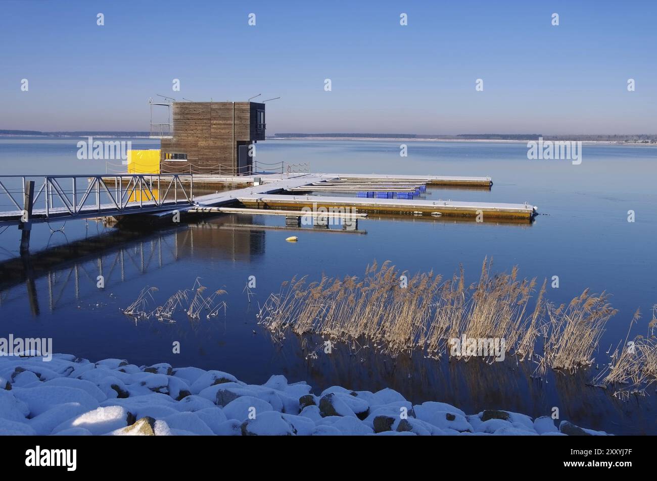 Casa galleggiante in inverno, Lusatian Lake District, piscina in inverno, Lusatian Lake District Foto Stock