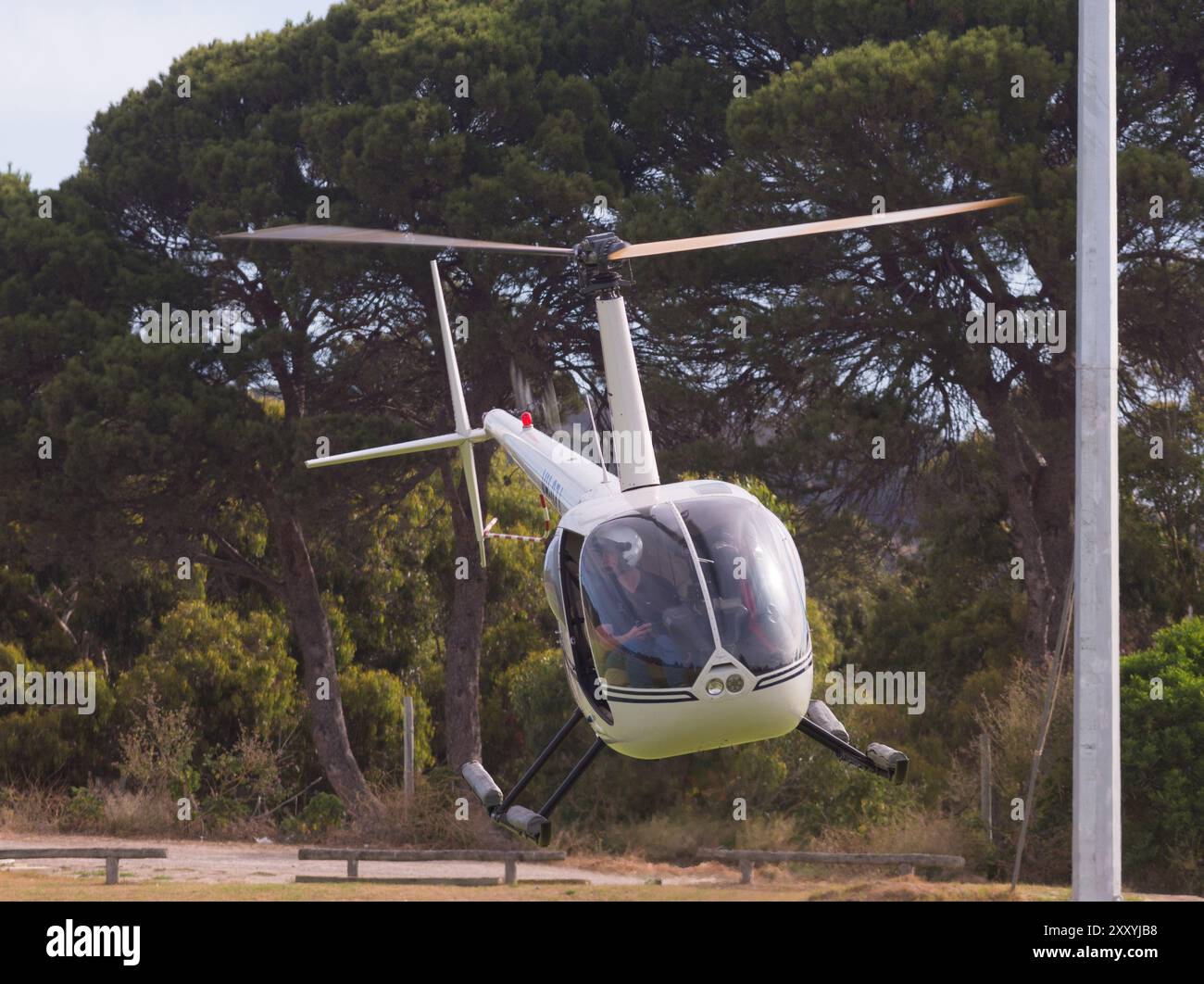 Sponde bianche per elicotteri a sinistra mentre decolla da Penneshaw Oval a Kangaroo Island, Australia. Foto Stock