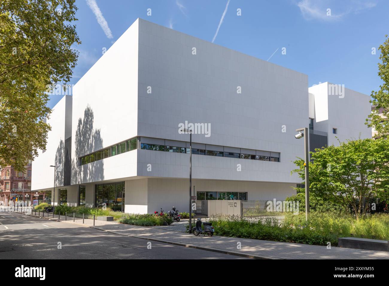 Wiesbaden, Germania - 22 agosto 2024: Facciata del Museo Reinhard Ernst a Wiesbaden. L'architetto Fumihiko Maki ha costruito il regalo a Wiesbaden in collaborazione Foto Stock