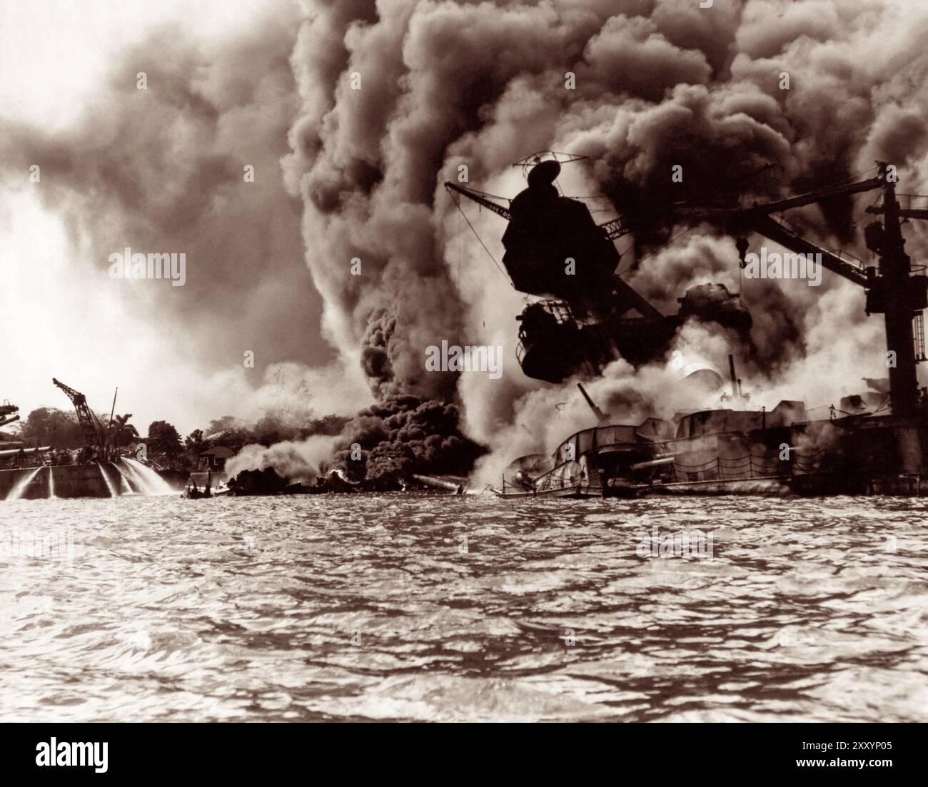 La USS Arizona bruciò a Pearl Harbor dopo l'attacco aereo dell'Impero giapponese il 7 dicembre 1941, a Oahu, territorio delle Hawaii. Foto Stock
