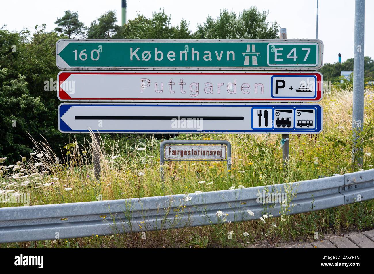 Rodbyhavn, Lolland, Danimarca, 21 luglio 2024 - indicazioni stradali per la E47 per Copenaghen e il traghetto per Puttgarden Foto Stock