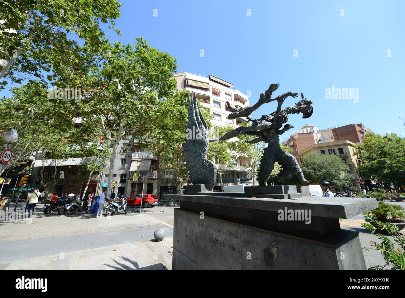 El bon temps perseguita la tempesta scultura su Avinguda de Gaudí a Barcellona, Spagna. Foto Stock