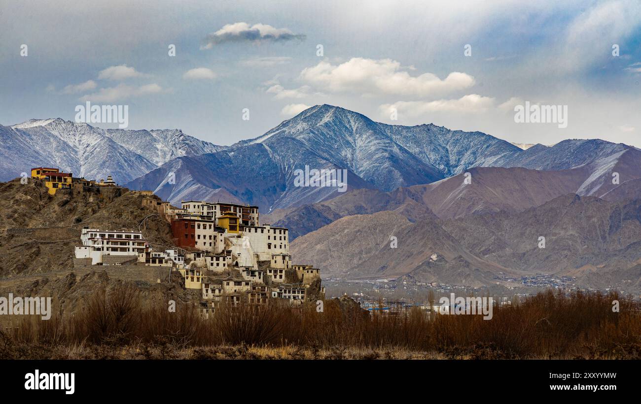 Il monastero di Spituk chiamato anche Pethup Gompa con montagne ricoperte di neve sullo sfondo a Leh, Ladakh, India. Cliccato il 29 marzo 2024. Foto Stock