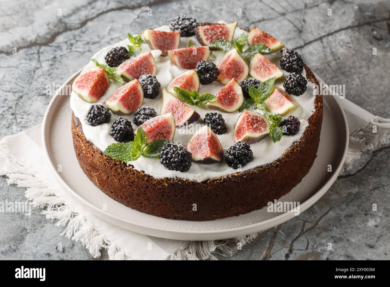 Torta autunnale con fichi, more e ricotta primo piano in un piatto sul tavolo. Orizzontale Foto Stock