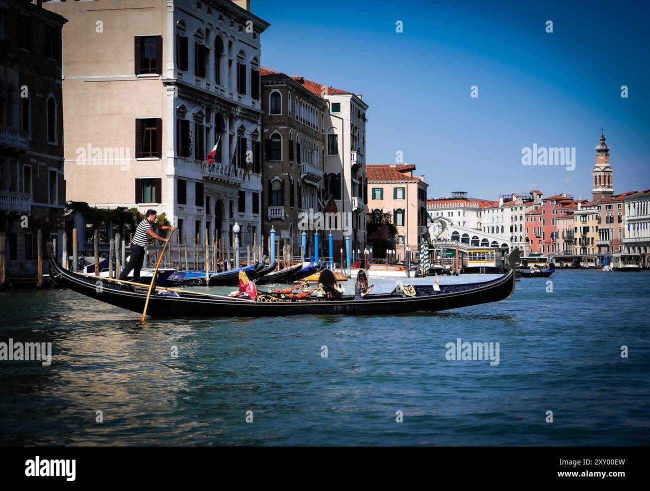 Venedig, Gondel, Canal grande, Tourismus, Reisen, Italien, Sommer, Architektur, Historische Gebäude, Wasser, Stadtansicht, Tradition, Urlaub, Kultur, EU-Tourismus, Klimawandel, Überflutung, Hochwasser, UNESCO-Welterbe, Overtourism, Nachhaltigkeit, Umweltschutz, Verkehr, Menschenmassen, Tourismusregulierung, Küstenerosion, Urbanisierung, Denkmalpflege, Pandemiefolgen, Tourismusbranche, Erderwärmung, Wasserwege, Infrastruktur, kulturelles Erbe, Gentrifizierung, Touristensteuer, inflazione. *** Venezia, gondola, Canal grande, turismo, viaggi, Italia, estate, architettura, edifici storici, acqua, c Foto Stock