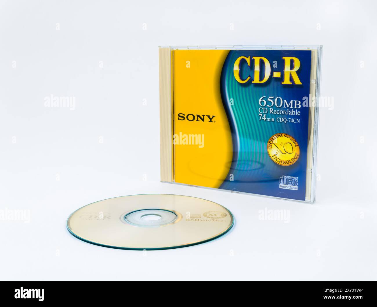 Zaporizhzhia, Ucraina - 21 luglio 2024: Sony CD-R CD registrabile CDQ-74CN 74 min isolato su sfondo bianco Foto Stock