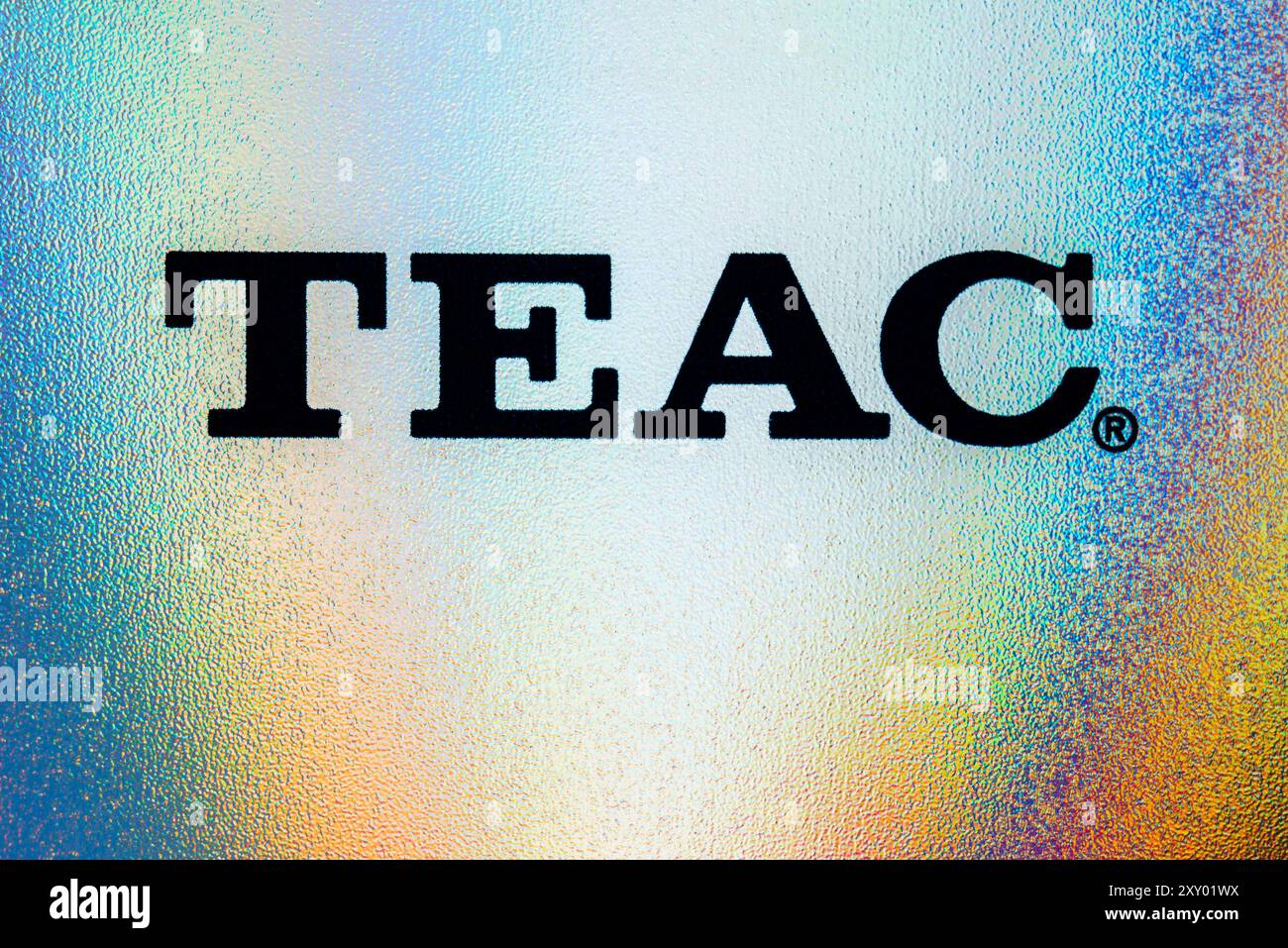 Zaporizhzhia, Ucraina - 21 luglio 2024: Macro shot del logo TEAC sulla superficie di un disco laser Foto Stock