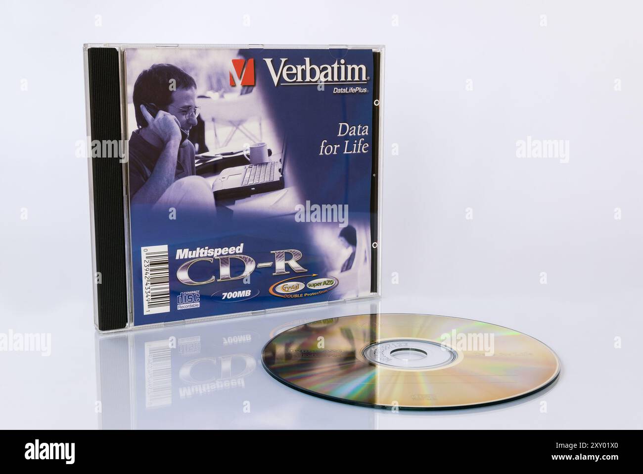 Zaporizhzhia, Ucraina - 22 luglio 2024: Verbatim DataLifePlus Multispeed CD-R 700 MB SuperAZO isolato su sfondo bianco Foto Stock