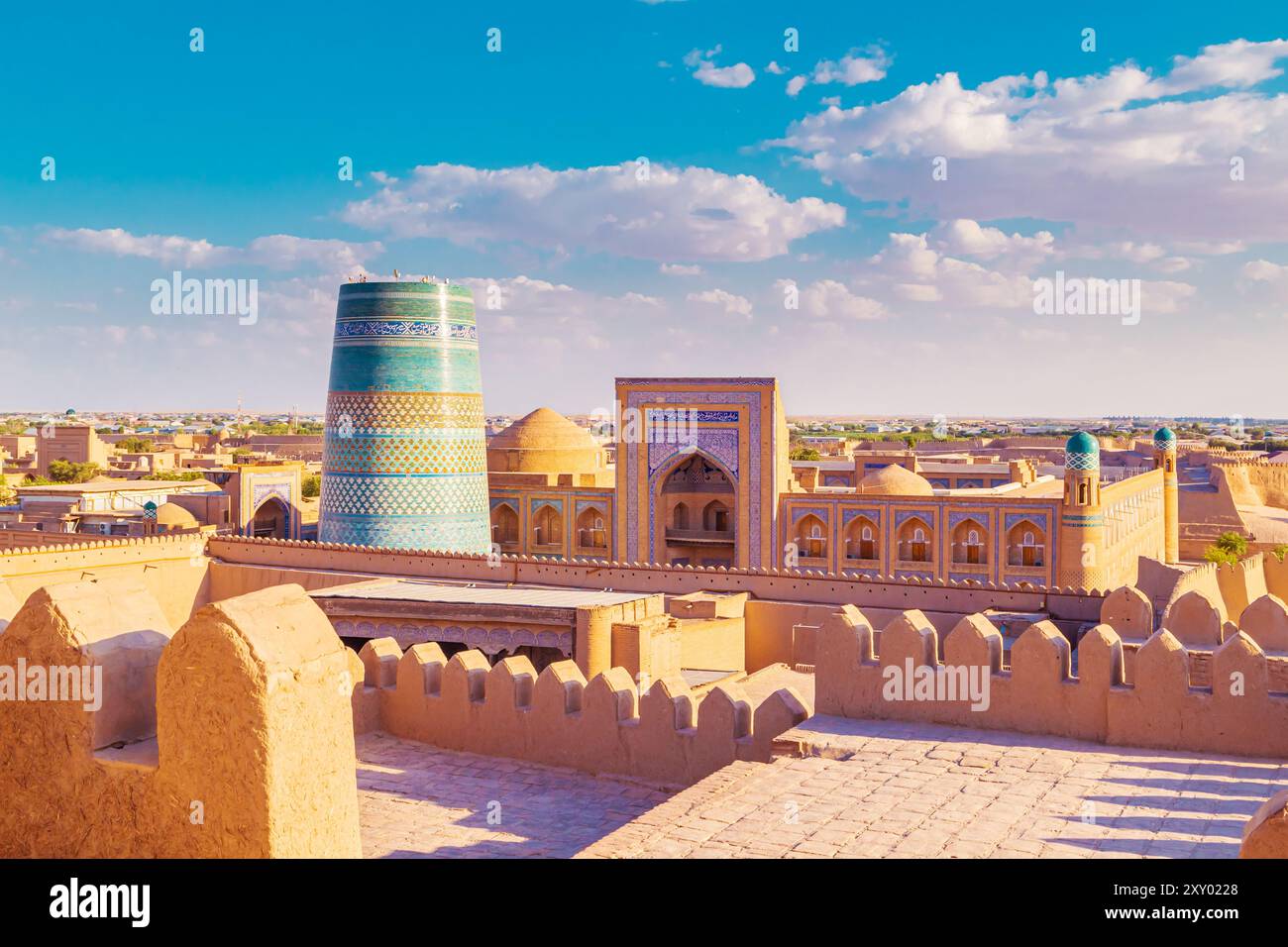 Vista di Ichan-Kala, la città interna di Khiva, dalle mura dell'antica fortezza. Khiva, Uzbekistan - 16 luglio 2024. Foto Stock