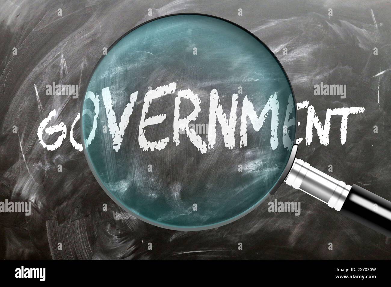 Governo - imparate, studiate e ispezionate. Un'occhiata più da vicino al governo. Una lente d'ingrandimento che allarga la parola "governo" scritta su una lavagna Foto Stock
