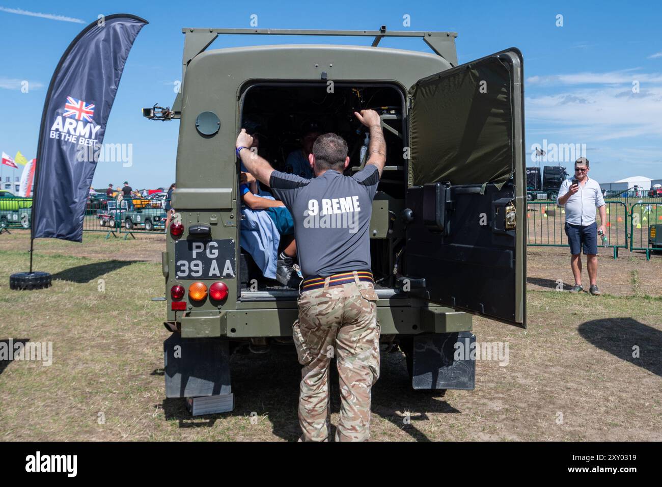 Corps of Royal Electrical and Mechanical Engineers (REME) che svolge un impegno pubblico in occasione di un evento a Farnborough, Hampshire, Inghilterra, Regno Unito Foto Stock