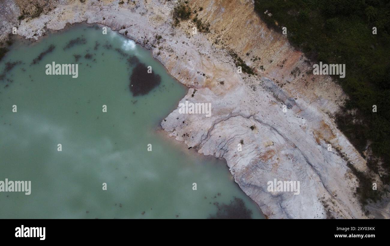 cava allagata fotografata da un drone. l'acqua è con il caolino. Ecco perché l'acqua ha un colore lattiginoso Foto Stock