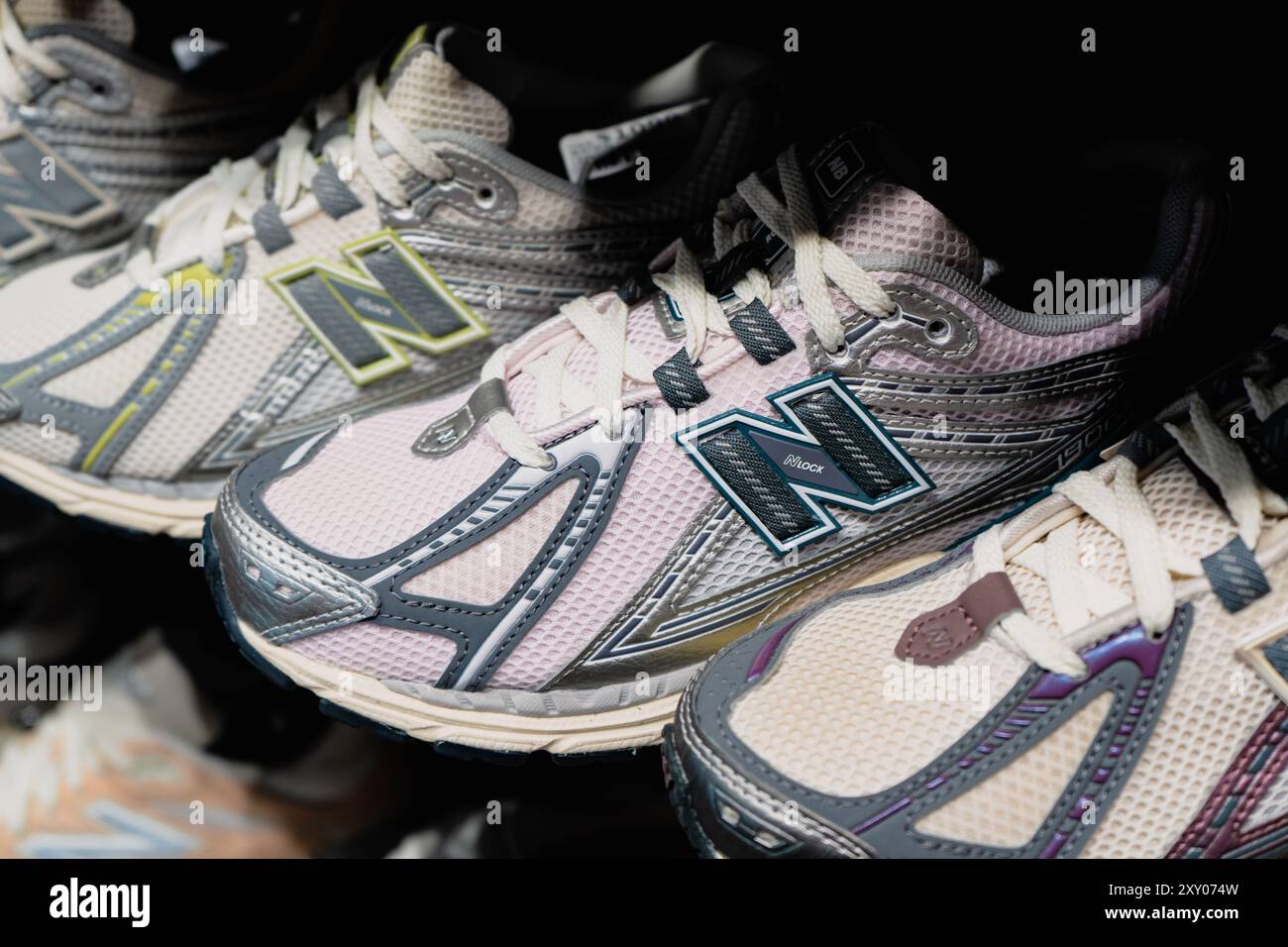 Hong kong - 13 agosto 2024: Logo N sulle scarpe papà New Balance. Foto Stock