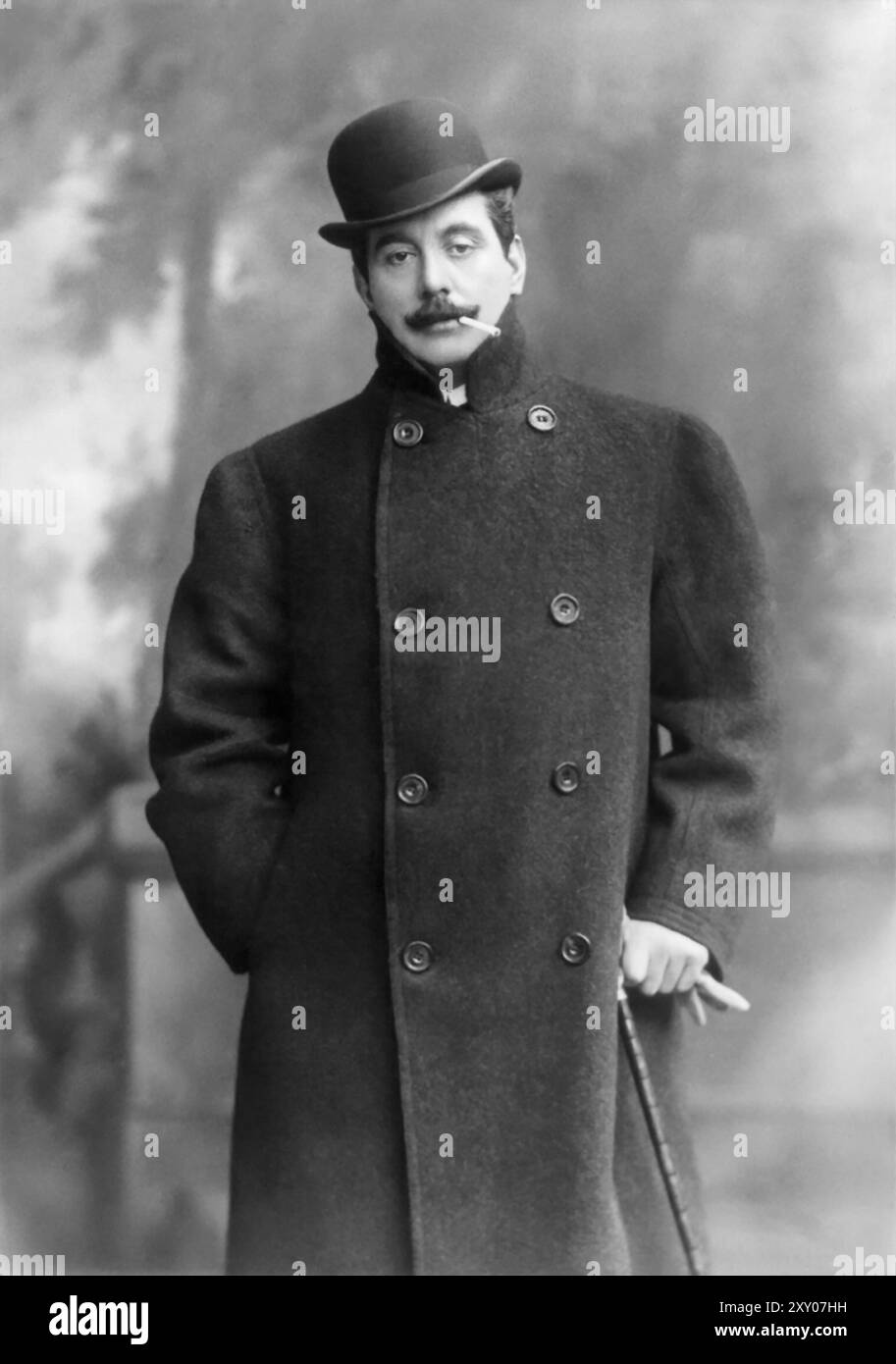 Giacomo Puccini fuma una sigaretta con un soprabito e un boccaglio. 8 aprile 1908. Di A. Dupont. Foto Stock