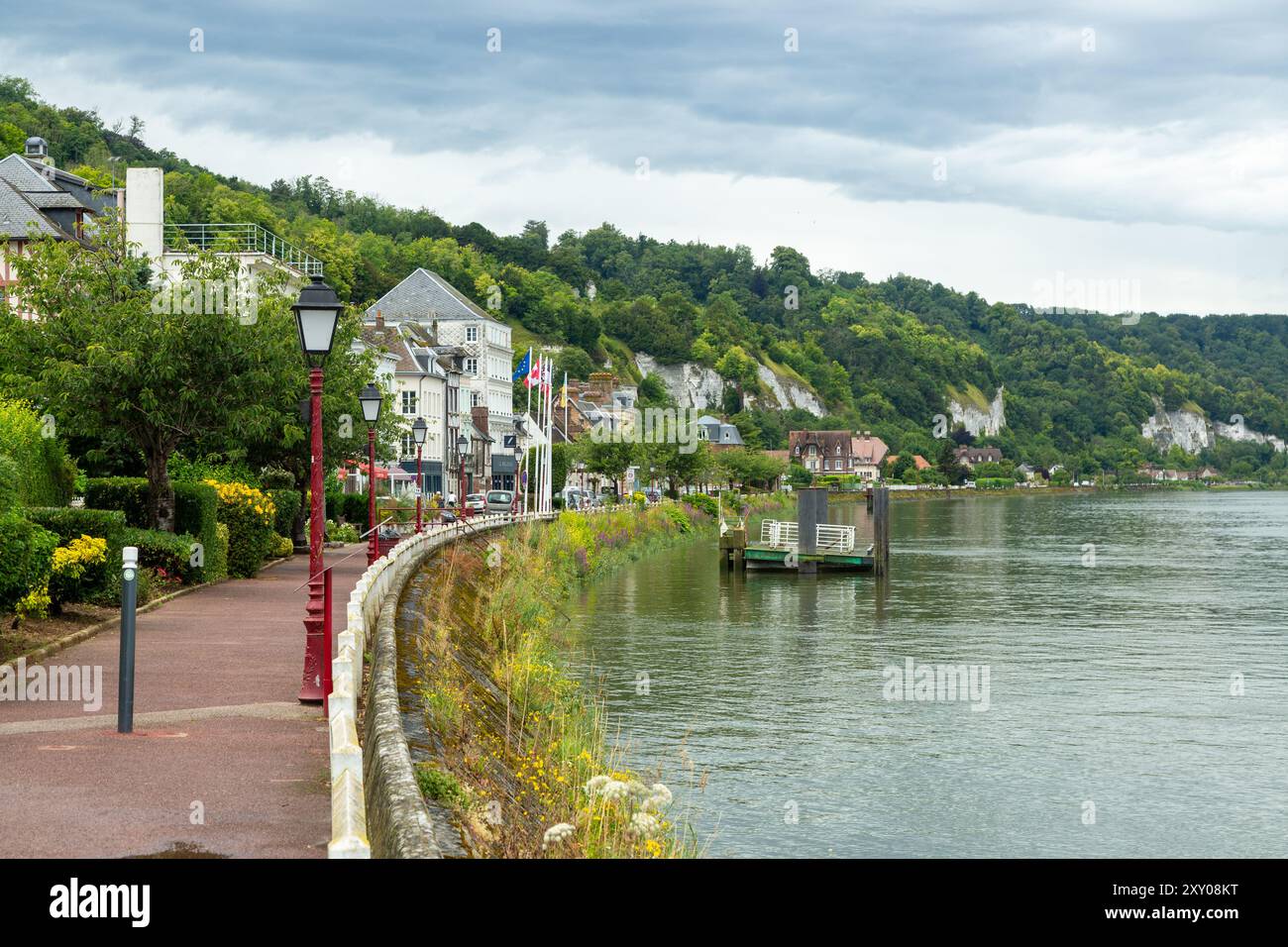 Un sentiero sul lungomare lungo la Senna nel pittoresco villaggio di la Bouille, Normandia, Francia Foto Stock