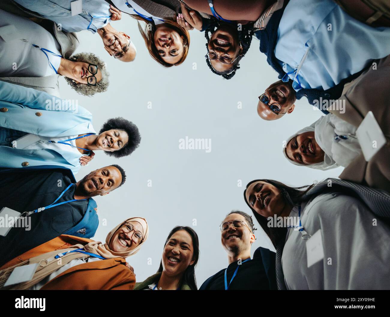 Il team del personale aziendale è molto diversificato e sorridente, mostrando il lavoro di squadra e l'unità. Colleghi d'affari connessi e felici. Foto Stock