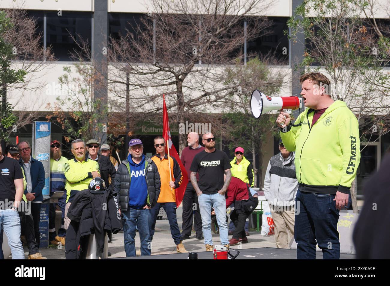 27 agosto 2024, Australia, Canberra. Zach Smith, Segretario nazionale per le costruzioni, le foreste, le miniere e l'energia, si rivolge a centinaia di lavoratori che hanno lavorato fuori dal lavoro per protestare contro l'amministrazione forzata del braccio edile della CFMEU. Foto Stock