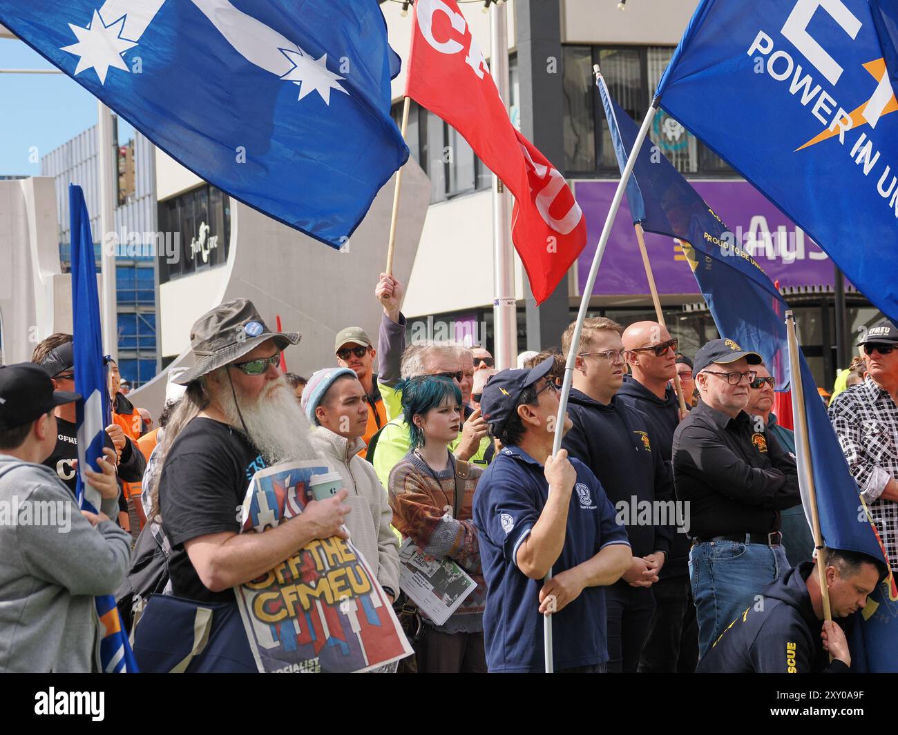 27 agosto 2024, Australia, Canberra. Zach Smith, Segretario nazionale per le costruzioni, le foreste, le miniere e l'energia, si rivolge a centinaia di lavoratori che hanno lavorato fuori dal lavoro per protestare contro l'amministrazione forzata del braccio edile della CFMEU. Foto Stock