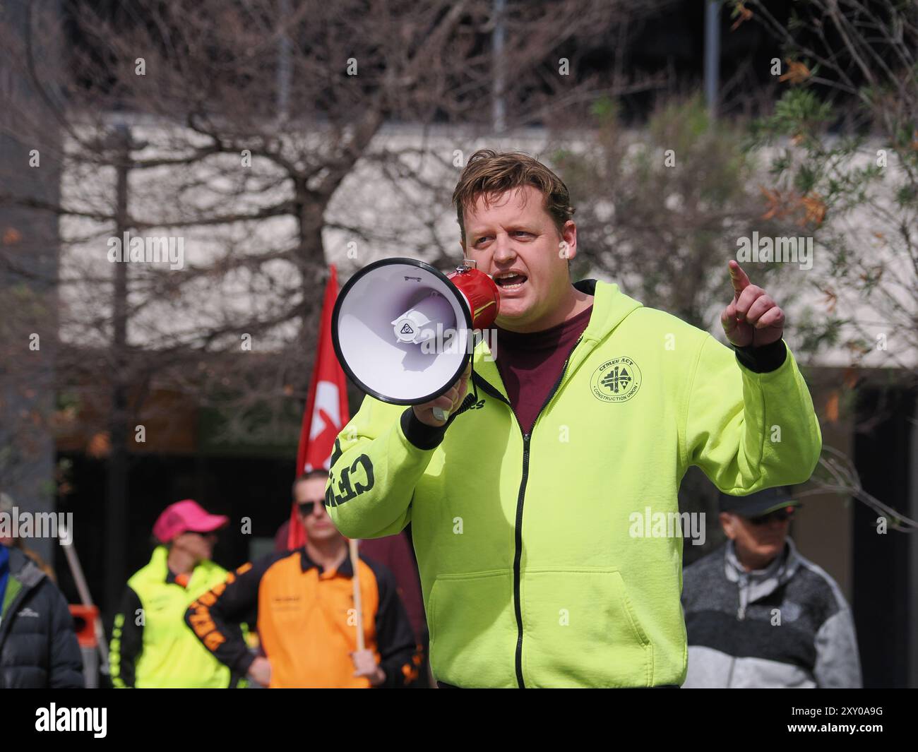27 agosto 2024, Australia, Canberra. Zach Smith, Segretario nazionale per le costruzioni, le foreste, le miniere e l'energia, si rivolge a centinaia di lavoratori che hanno lavorato fuori dal lavoro per protestare contro l'amministrazione forzata del braccio edile della CFMEU. Foto Stock