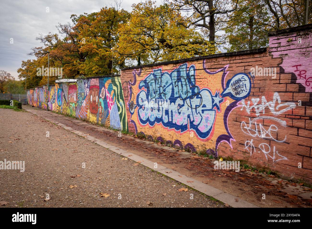 Graffiti su un muro di mattoni a New Southgate, North London, Regno Unito Foto Stock