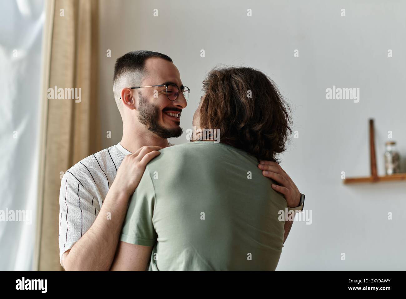 Una coppia condivide un tenero abbraccio, il loro amore irradia nei loro sorrisi. Foto Stock