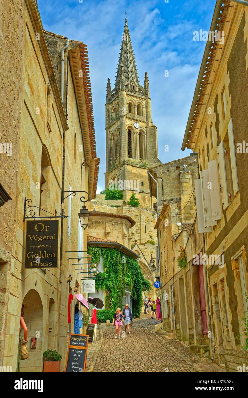 Piccola strada a Saint-Émilion, comune nel dipartimento della Gironda di Nouvelle-Aquitaine, Francia. Foto Stock