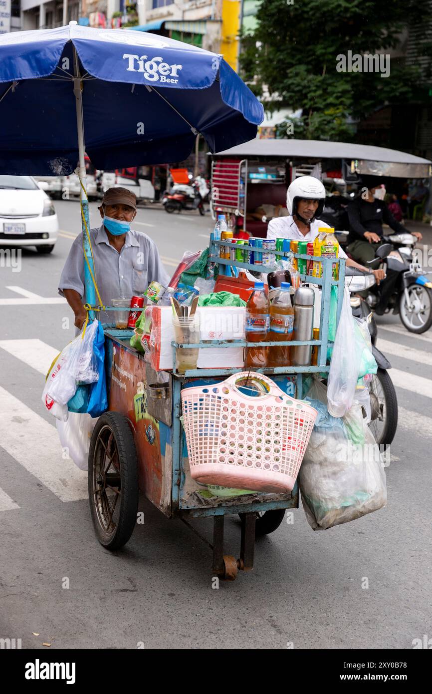 Un venditore ambulante che vende bevande a Phnom Penh, Cambogia Foto Stock