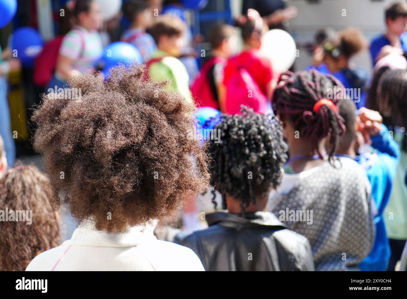 Bambini di origine straniera, riconoscibili per i loro capelli, in una scuola italiana che non hanno la cittadinanza italiana ai sensi della legge italiana. Foto Stock