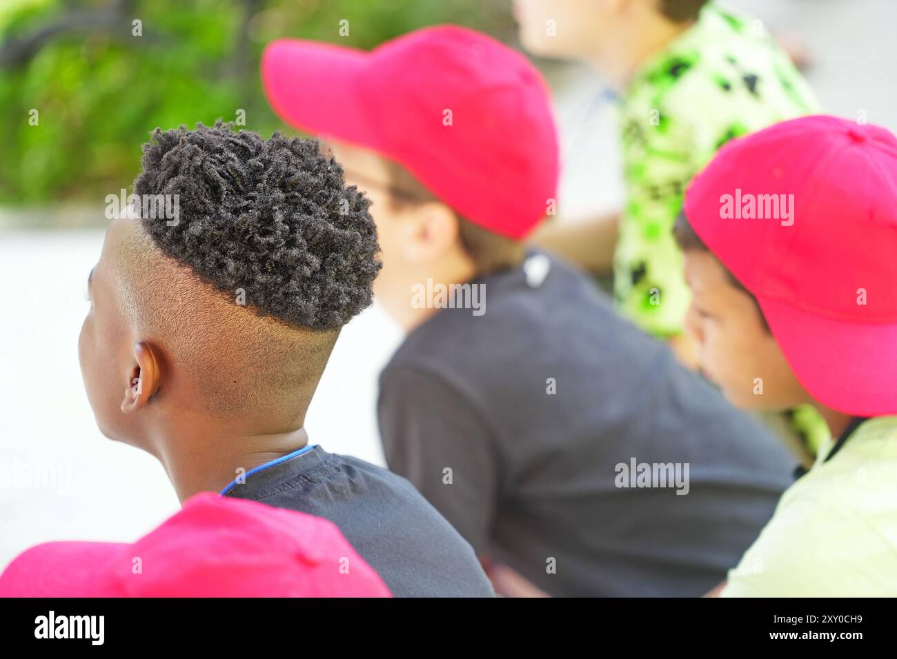 Bambini di origine straniera, riconoscibili per i loro capelli, in una scuola italiana che non hanno la cittadinanza italiana ai sensi della legge italiana. Foto Stock