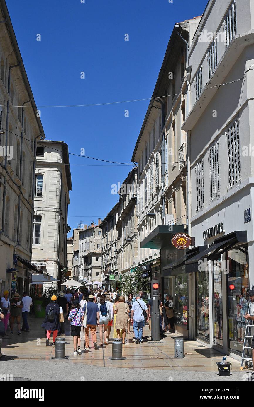 Avignone (Francia sud-orientale): Passanti e negozi in via “rue du Vieux Sextier” Foto Stock