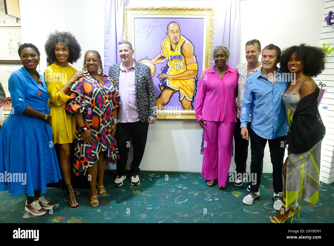 Aventura, Stati Uniti. 24 agosto 2024. AVENTURA, FLORIDA - 24 AGOSTO: Rashada, Kalyn Chapman James, Kathy Chippey Way, Ken Hendel, Thema Campbell, Glenn Bednarsh, Anthony DiMaggio e Ciara Hutchins assistono all'inaugurazione di un'opera d'arte firmata di Kobe Bryant SU tela originale intitolata "MAMBA ON" SU "Mamba Day" esattamente alle 20:24, l'arte è stata dipinta dal ritrattista Alberto Villa alla presenza di Kobe e cartello "Kobe 24 Mamba" alla Gallery Art il 24 agosto 2024 ad Aventura, Florida. (Foto di JL/Sipa USA) credito: SIPA USA/Alamy Live News Foto Stock