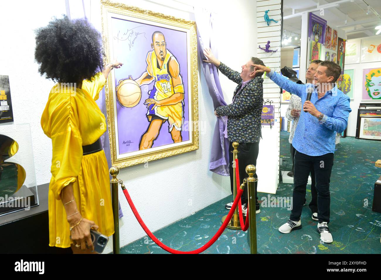 Aventura, Stati Uniti. 24 agosto 2024. AVENTURA, FLORIDA - 24 AGOSTO: Kalyn Chapman James, Ken Hendel, Glenn Bednarsh e Anthony DiMaggio assistono all'inaugurazione di un'opera d'arte firmata di Kobe Bryant originale SU tela intitolata "MAMBA ON" SU "Mamba Day" esattamente alle 20:24, l'arte è stata dipinta dal ritrattista Alberto Villa alla presenza di Kobe e firma "Kobe 24 Mamba" alla Gallery Art il 24 agosto 2024 ad Aventura, Florida. (Foto di JL/Sipa USA) credito: SIPA USA/Alamy Live News Foto Stock